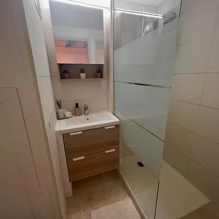 Avec Piscine Et Parking Prive - La De Mina